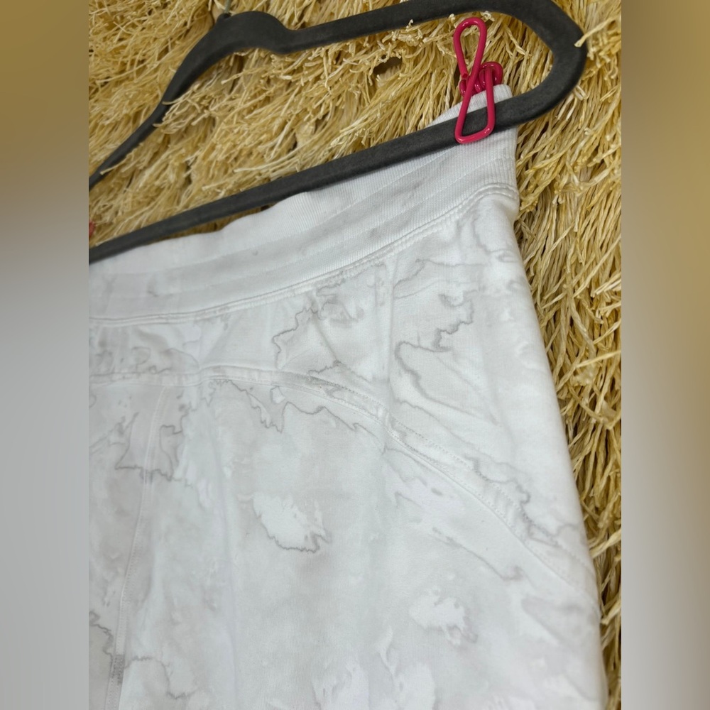 ✨PRISTINE EUC✨ Lululemon LA Sweat Pant 26" Watercolor Wash White / Stargaze- 10 - Picture 7 of 14